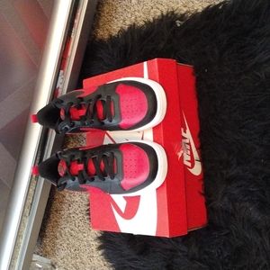 Brand New never worn Boys Nike Borough 6y shoes